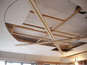 專業的橢圓型天花板施工-利用軌道來完成