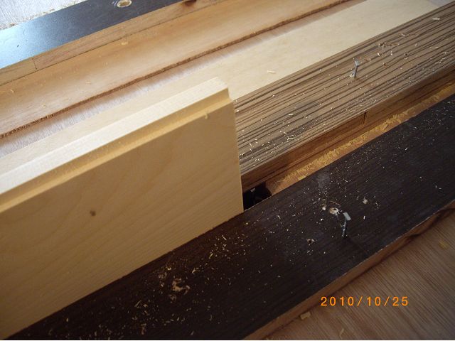 中含屜榫(崁槽拼合榫)用來作板材的拼接，板材較不易變型