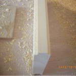 中含屜榫(崁槽拼合榫)用來作板材的拼接，板材較不易變型