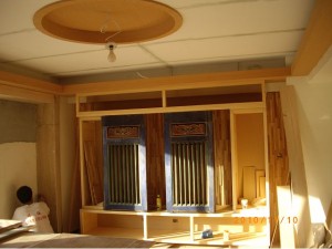 美檜實木電視櫃與圓形天花板-門片是屋主的古董